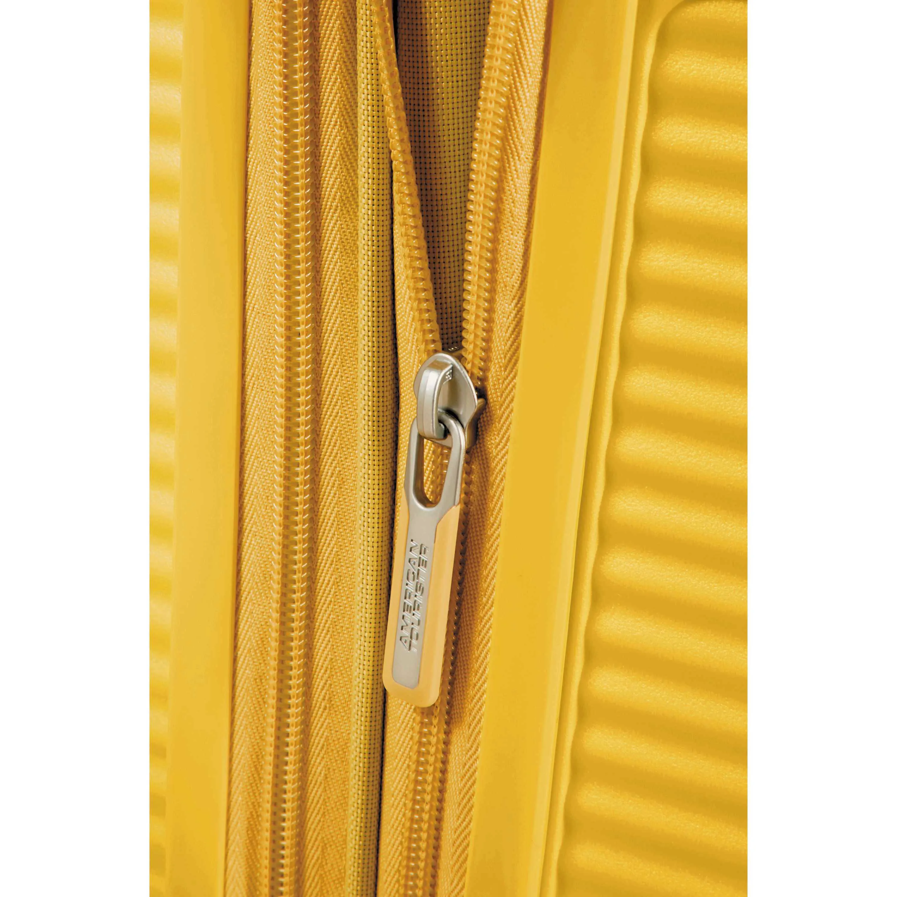 American Tourister Curio 25" 4-Wheel Medium Luggage