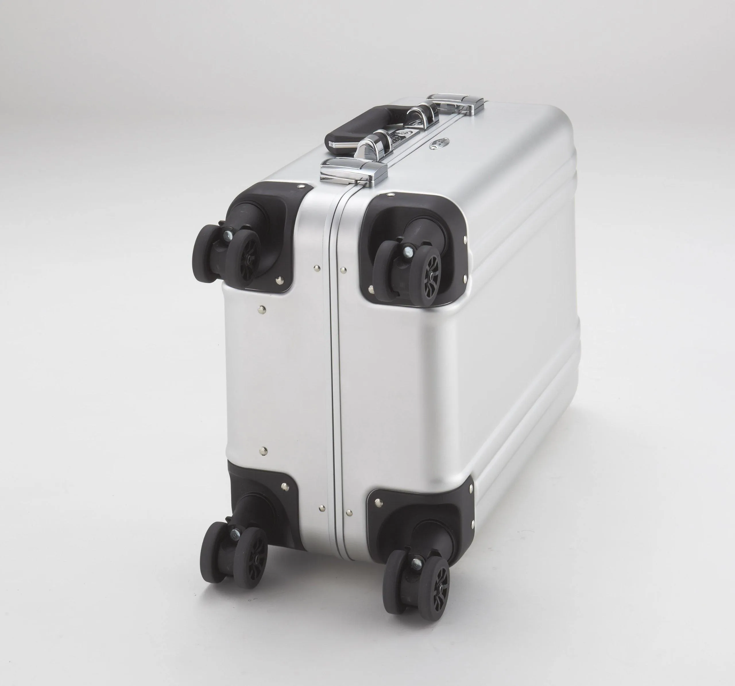 ZERO Halliburton Classic Aluminum Carry On 4 Wheel Spinner Travel Case