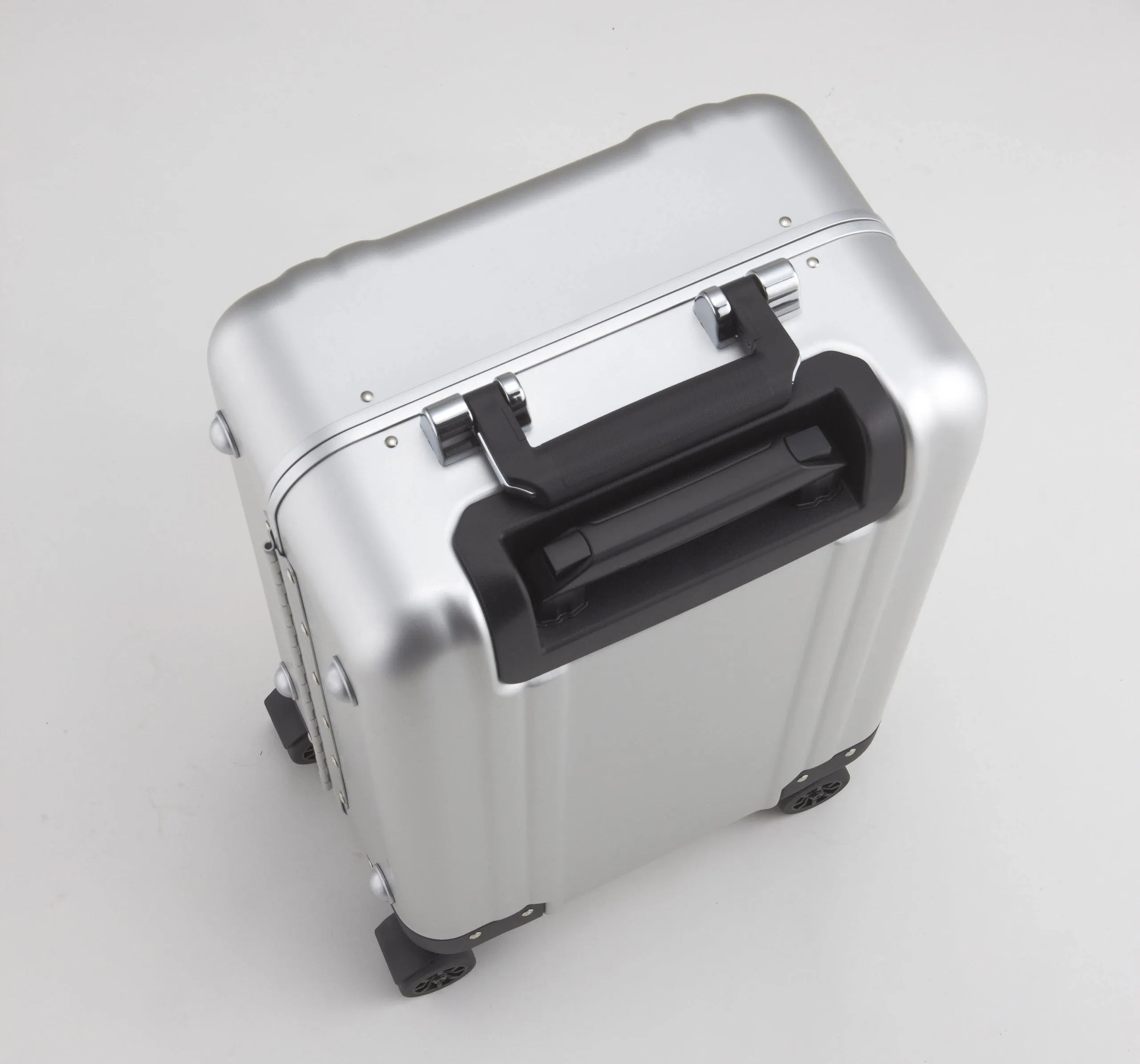 ZERO Halliburton Classic Aluminum Carry On 4 Wheel Spinner Travel Case