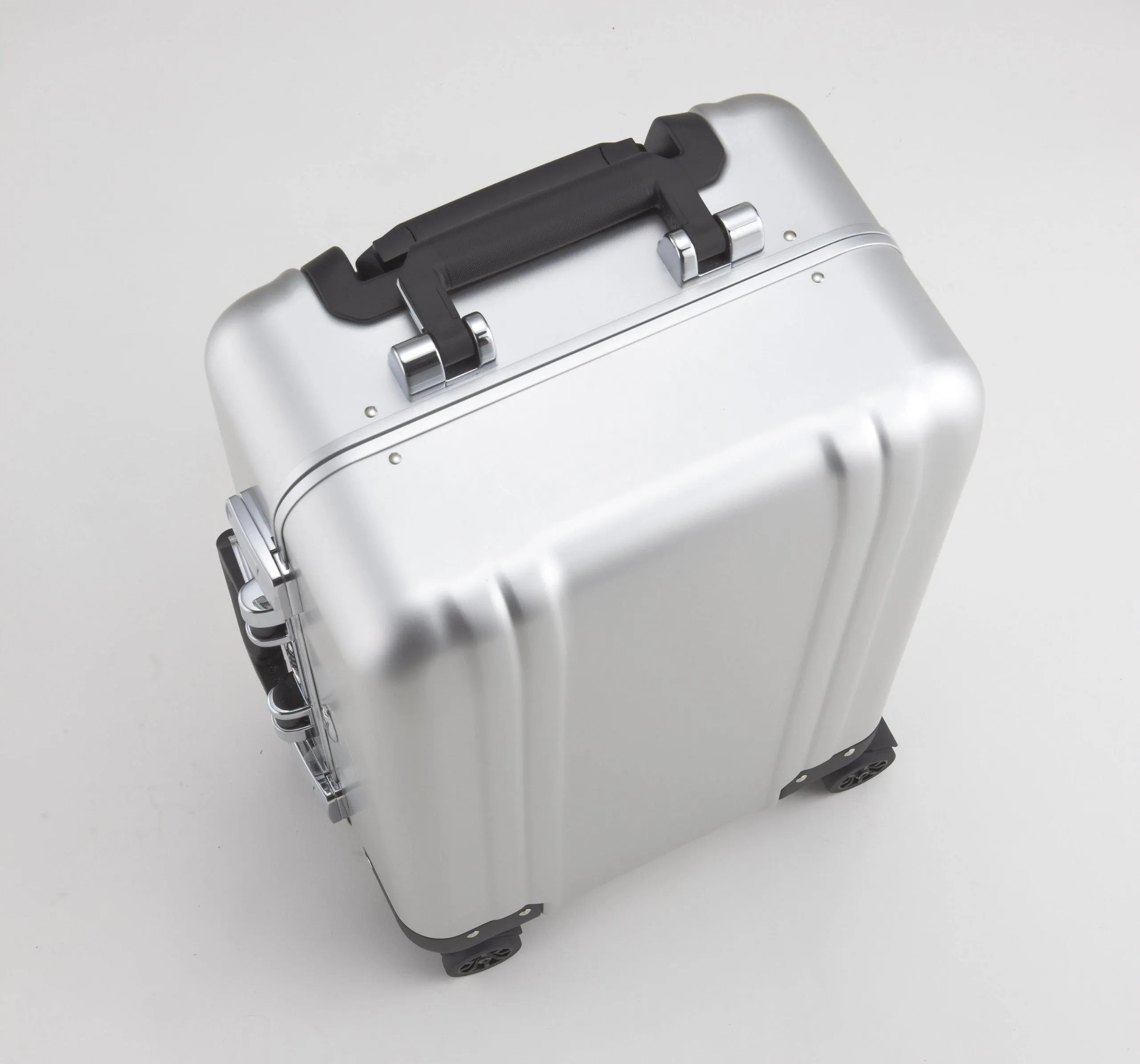 ZERO Halliburton Classic Aluminum Carry On 4 Wheel Spinner Travel Case