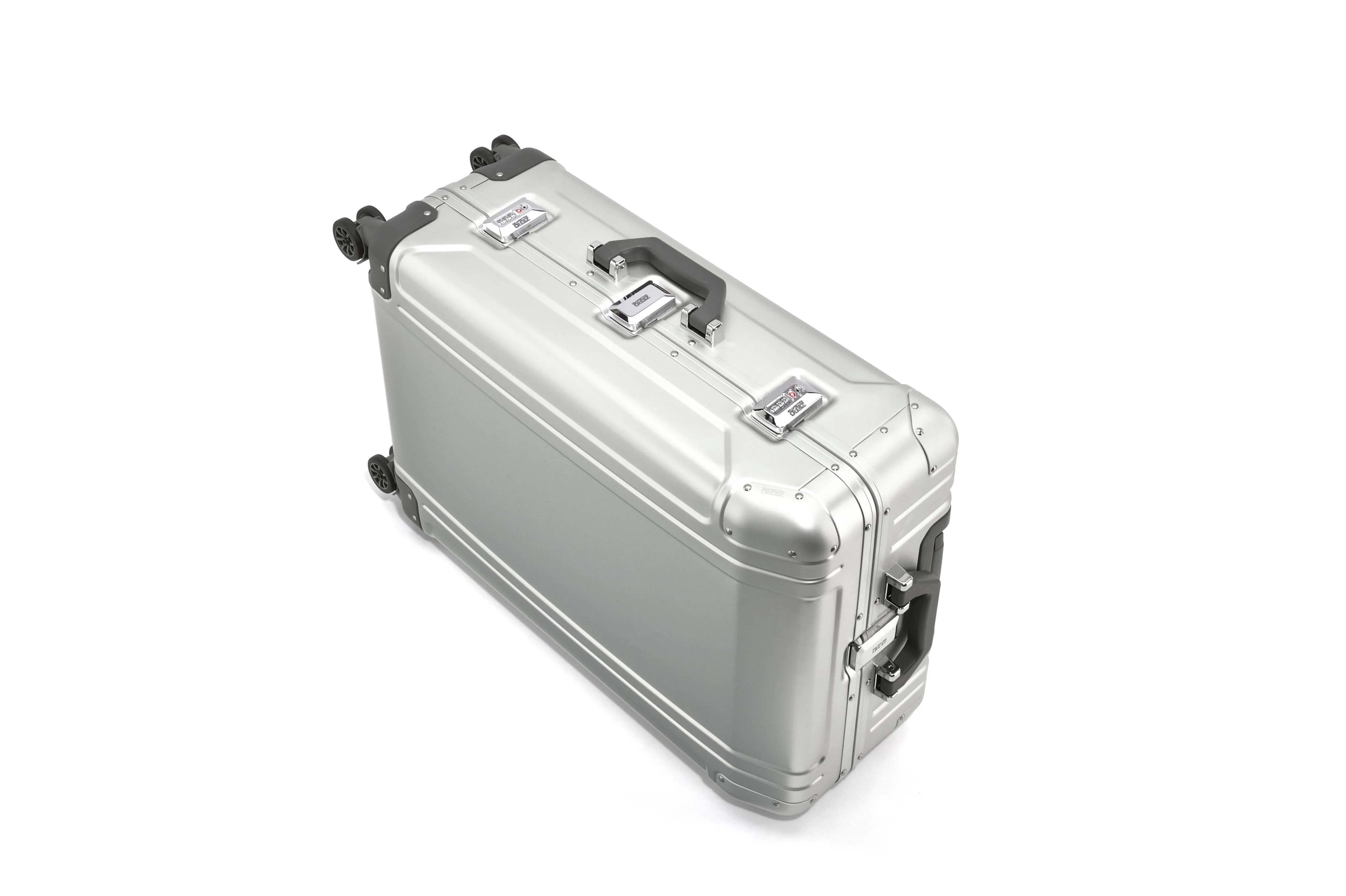 ZERO Halliburton GEO Aluminum 3.0 26" 4-Wheel Medium Luggage